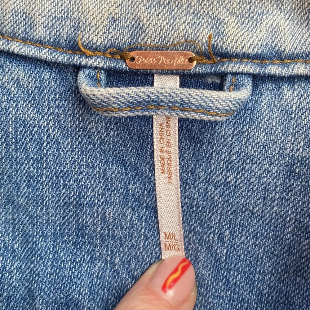 Free People M/L Denim Jean Jacket Pink Paisley Embroidered Back Panel Light Wash - Picture 7 of 8